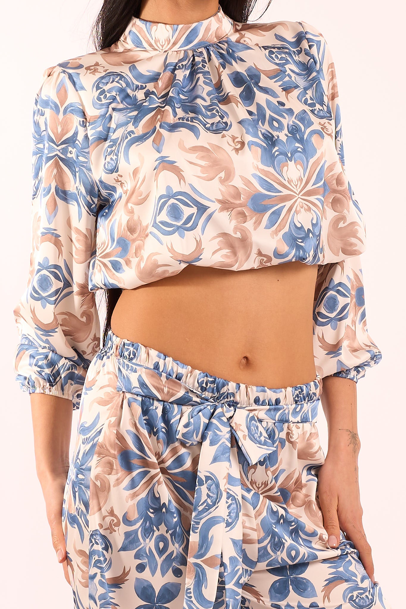 Blusa corta raso