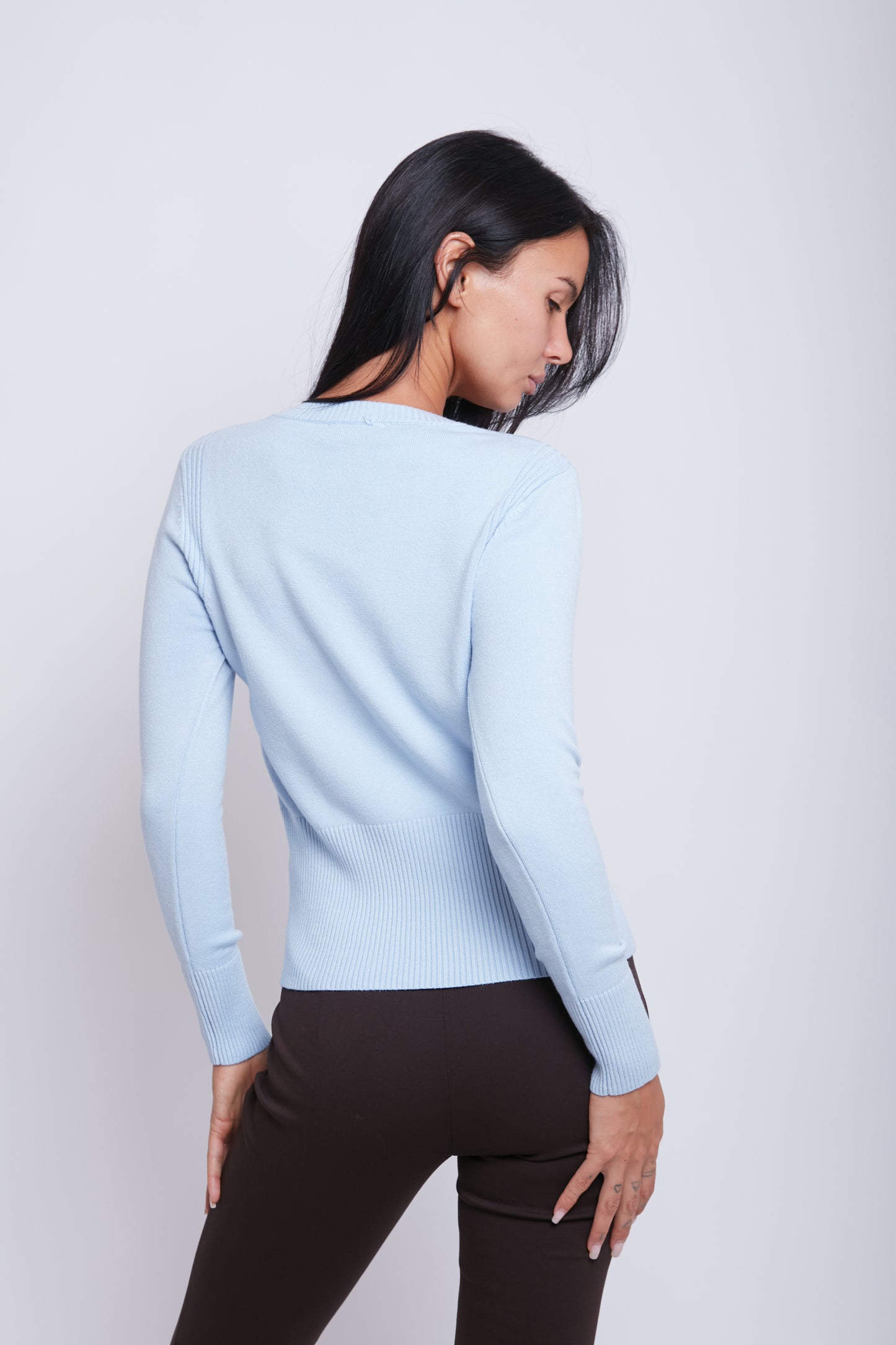 MAGLIA SCOLLO V CON BOTTONCINI