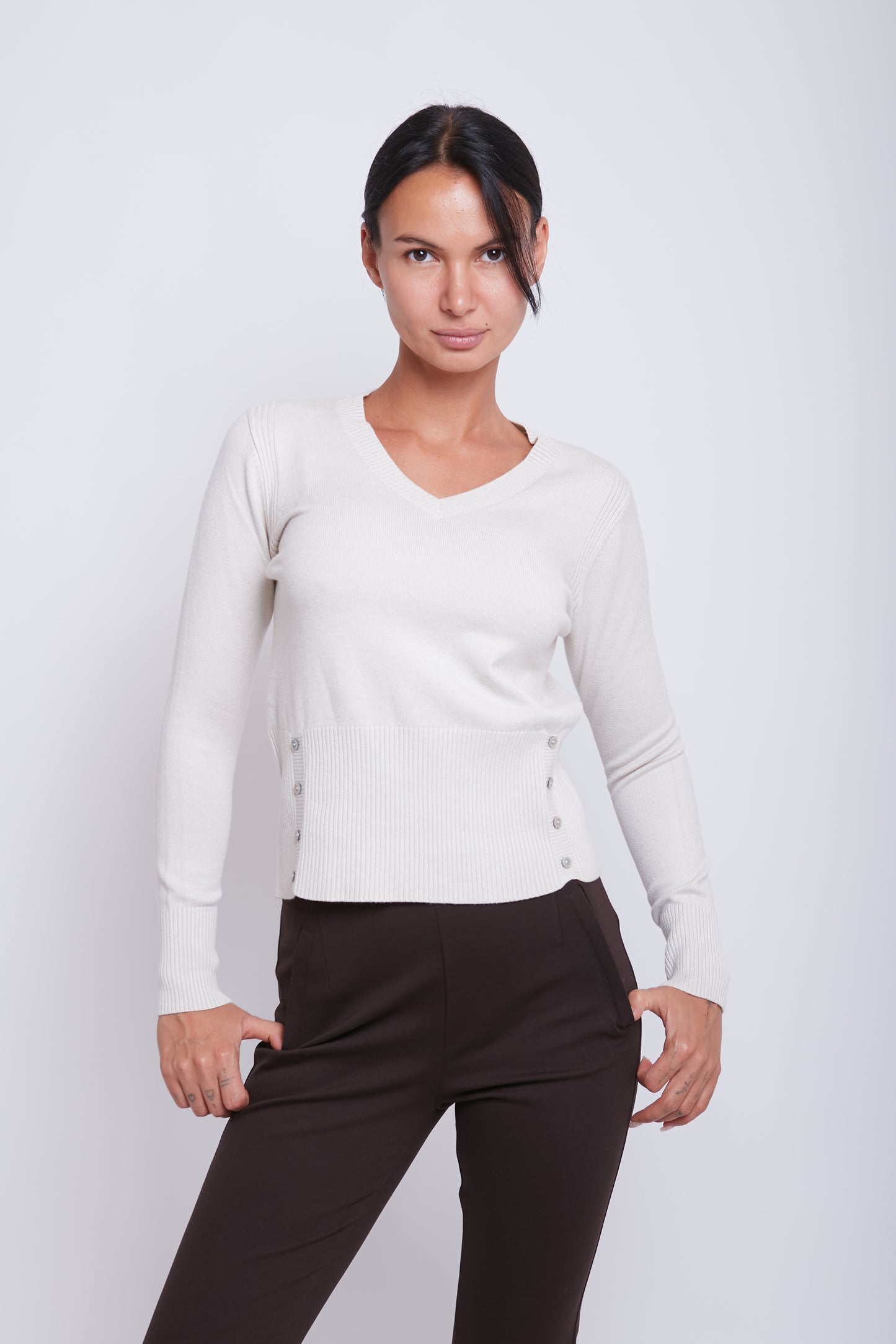 MAGLIA SCOLLO V CON BOTTONCINI