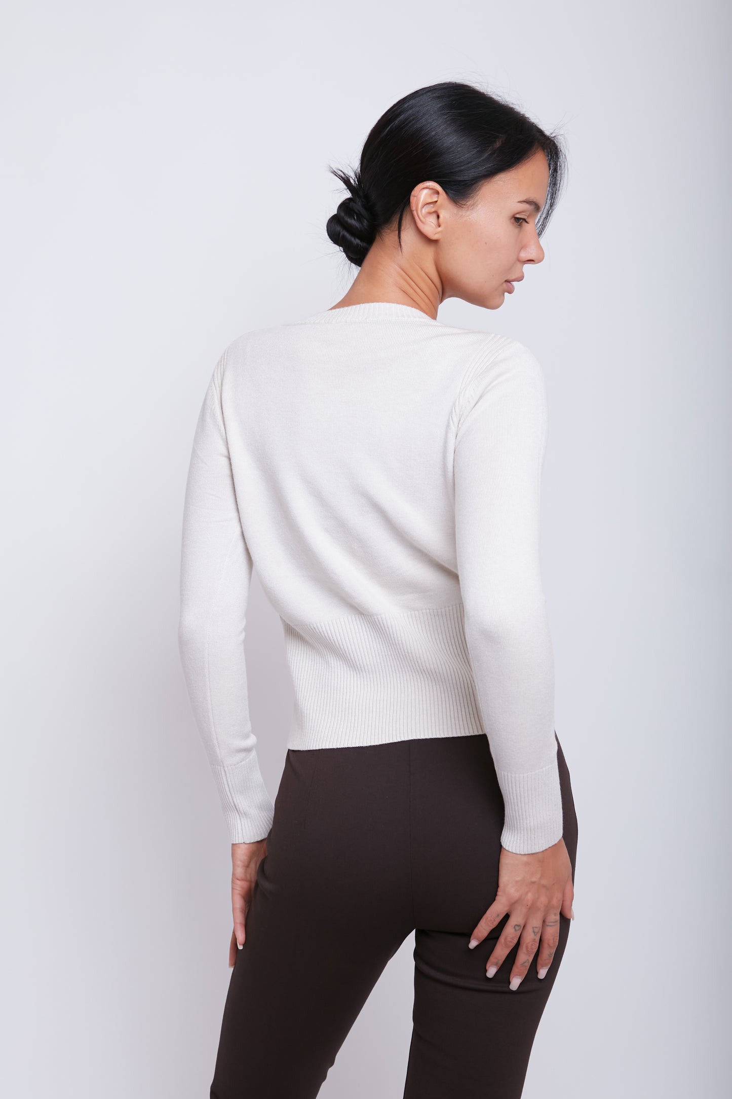 MAGLIA SCOLLO V CON BOTTONCINI