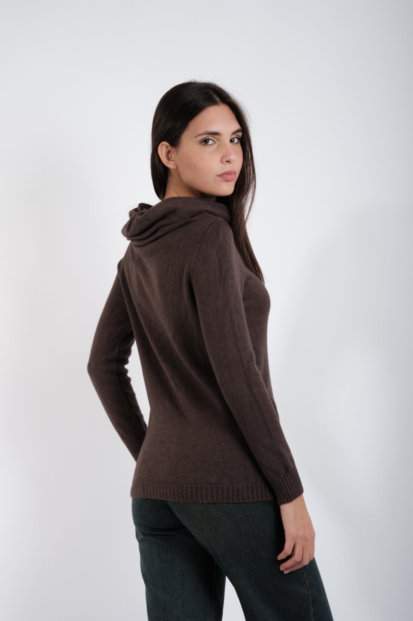 MAGLIA CON CAPPUCCIO